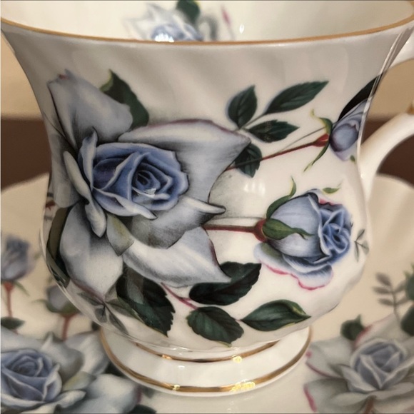 611. VINTAGE ELIZABETHAN BONE CHINA CUP & SAUCER SET - Picture 5 of 5